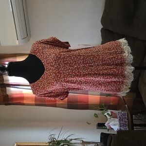 NWT Rewind Floral Top With Bottom Lace Accent